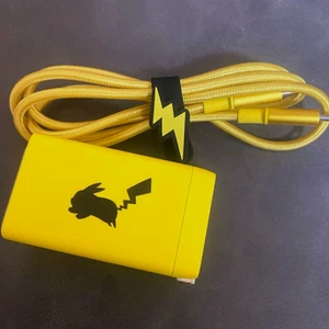 Chargeur rapide Anker Pokémon 65W - Design Pikachu, USB-C&A, PowerIQ 4.0, Occasion - Photo 1 sur 3