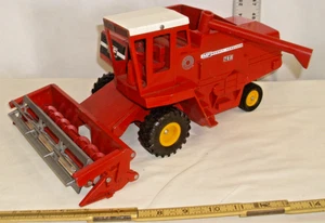 ERTL MASSEY FERGUSON 760 COMBINE 1:16 MODEL FARM TOY - Picture 1 of 4