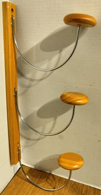 CHAPÉU VINTAGE ELEGANTE MEADOS DO SÉCULO MODERNO CROMADO E MADEIRA MONTAGEM TRIPLA NA PAREDE - Imagem 1 de 4