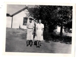 Foto Helen Marie und Gladys Jones auf dem Bauernhof große Blumen Hut Kleider - Bild 1 von 2