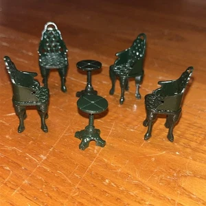 Miniaturas coleccionables de pueblo Lemax Patio Group 34898 - 4 sillas y 2 mesas - Imagen 1 de 4