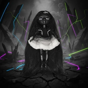 SHADOW HIGH SERIES 1 - SHANELLE ONYX / MGA 2022 - Bild 1 von 2