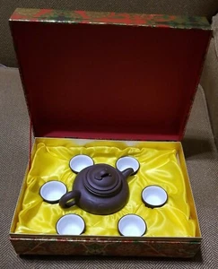 Set da tè cinese argilla Yixing teiera con 6 tazze smaltate vintage in scatola originale - Foto 1 di 9