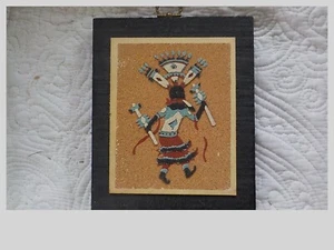 Pintura de arena Apache Mountain Spirit Dancer 5,5 x 6,75 vintage 1974 - Imagen 1 de 3