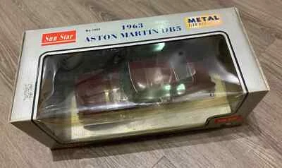 太阳之星 1963 年阿斯顿马丁 DB5 1/18 全新带盒 全新带盒 红色勃艮第压铸 1002 — 第 1/4 张图片
