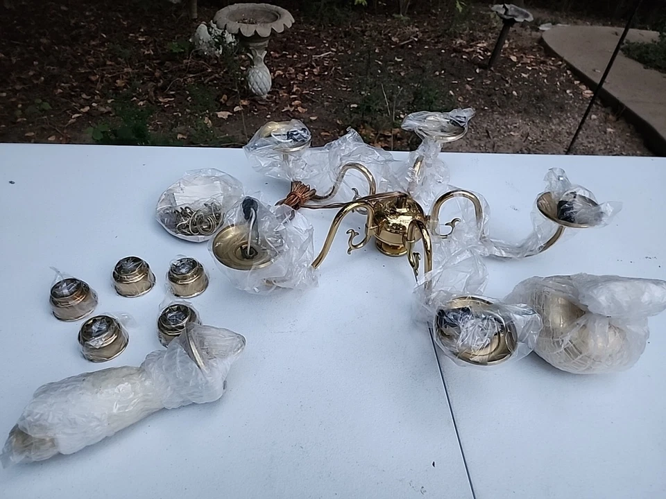 Araña Kenroy, latón claro dorado años 80 5 luces Foto 1 de 4