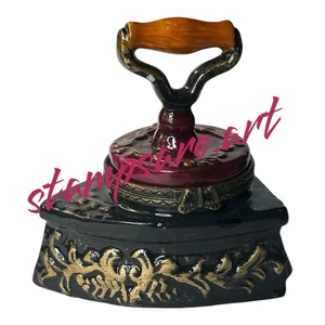 Estatuilla de caja de baratija de hierro plano antigua de colección porcelana latón tapa con bisagras - Imagen 1 de 4