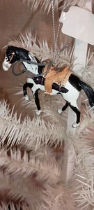 TRAIL OF PAINTED PONYS 2022 ORNAMENT - WINCHESTER - NEW IN BOX - Bild 1 von 2