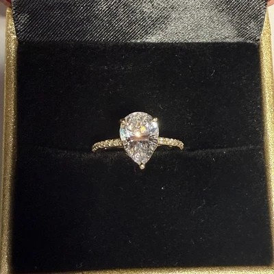 2 ct. Pear Shaped cz engagement ring 10k yellow gold with diamond side stones - Image 1 of 4