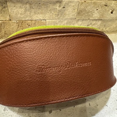 Estuche para gafas de sol Tommy Bahama marrón con cremallera alrededor suave por dentro Foto 1 de 4
