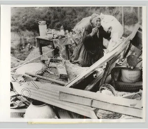 Foto de prensa DESASTRES Cave-in Destroys Woman's Home LA PAZ, Bolivia 1974 - Imagen 1 de 2