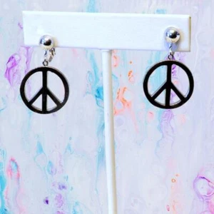 Trifari Pat. Pendientes colgantes de clip con signo de paz tono plata - Imagen 1 de 4