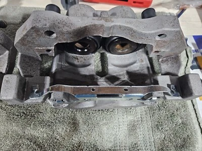 PAR de pinzas de freno de disco delanteras OEM para Jeep Grand Cherokee 2014-2021 (reconstruidas) Foto 1 de 4