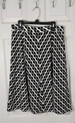 Falda geométrica línea A beige by eci para mujer talla 6 a rayas negras con encaje blanco Foto 1 de 4