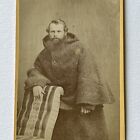 Photographie CDV antique charmant homme barbu avec un énorme manteau Aylmer Canada
