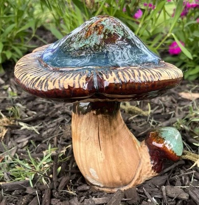 Arte de escultura de jardín de setas de cerámica vintage estilo gnomo caprichoso - 7" de alto Foto 1 de 4