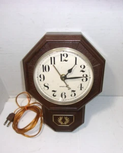 Vintage 1970's Spartus Plastic small Wall Clock Tested Works - Picture 1 of 10