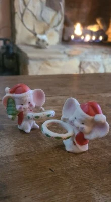 Conjunto de abraçadores de velas cônicas vintage Lenox Natal ratos porcelana bisque  - Imagem 1 de 4