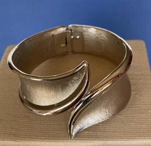 VTG CROWN TRIFARI HINGED CUFF BRACELET BRUSHED SILVER TONE CIRCA 1960 - Picture 1 of 4