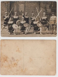 Männer in Ritter oder Römer Verkleidung evtl. Theater Male friends RPPC c1915 - Bild 1 von 1