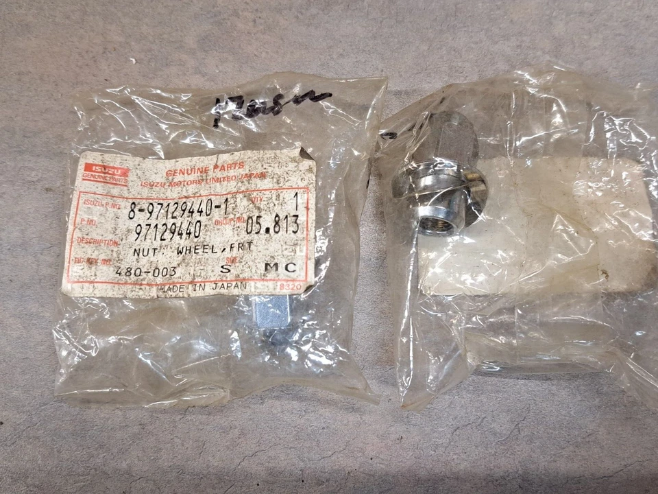 2- Tuercas de rueda OEM ISUZU 8-97129440-1 Foto 1 de 1