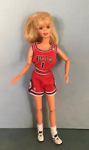 1998 CHICAGO BULLS BARBIE DOLL ARTICULATED EXCELLENT CONDITION (0-9) - Picture 1 of 3