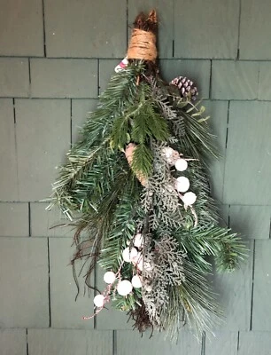 NEW Pine and White Berry Swag Door Hanger Wall Decor Christmas Winter - Изображение 1 из 4