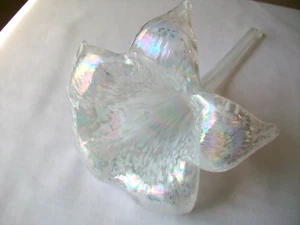 HAND BLOWN GLASS FLOWER LILY STEM IRIDESCENT WHITE SNOW DROPS - Picture 1 of 6