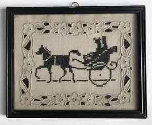 Vintage Kreuzstich viktorianisches Paar Buggy Silhouette Kunst handgefertigter Rahmen 8 x 10 - Bild 1 von 8
