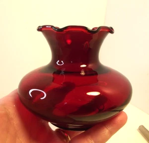 Vintage Anchor Hocking Glass Vase Royal Ruby Red Ruffled Edges Mint USA - Picture 1 of 8