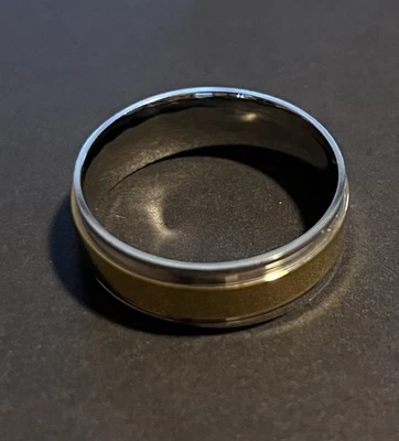  Alianza de boda de acero inoxidable de dos tonos para hombre Foto 1 de 2