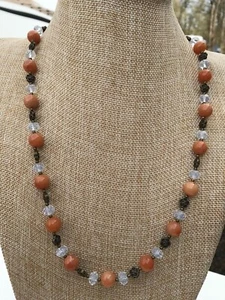 Collana di pietre di quarzo arancione, vetro trasparente e perle di fiori in metallo bronzo - Foto 1 di 5