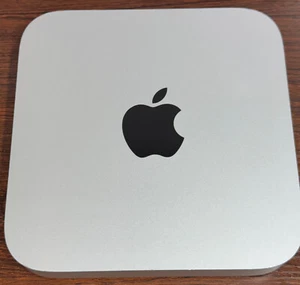 Apple Mac mini (M1 Chip, 16GB Ram, 512GB SSD) silber macOS Desktop mit Kabeln - Bild 1 von 3