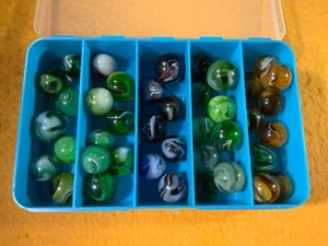 H9-86 GLAS MARBLES - LOT OF 40 - GREEN, AMBER, PURPLE, BLUE - SWIRLED - Picture 1 of 9