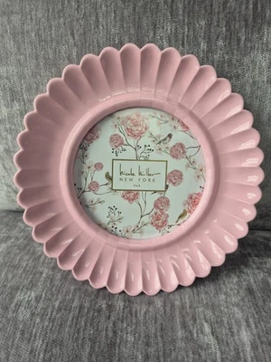 Marco de fotos estriado redondo rosa Nicole Miller New York Cottagecore romántico nuevo Foto 1 de 4