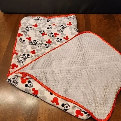MANTA BEBÉ REVERSIBLE ESTAMPADO ROJO/GRIS MICKEY MOUSE DISNEY BABY 40" X 30" Foto 1 de 4