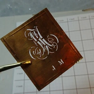 JM J M Monogramm Initialen Buchstaben Kupfer Schablone Antik Kalligraphie Namensschild IM - Bild 1 von 10
