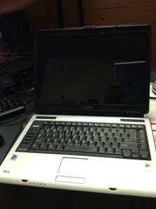 Toshiba Satellite A105-S2712 Laptop Intel Pentium M 1GB Ram - NoHDD NOPOWER READ - Picture 1 of 3