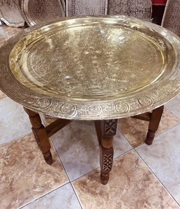 Antigua Mesa Bandeja Latón Marroquí, Mesa Plegable Grabada Hecha a Mano, Base Madera - Imagen 1 de 10