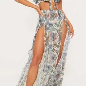 Maxi Falda Floral Tropical PrettyLittleThing Natación Encubrimiento con Aberturas Talla 4 - Imagen 1 de 8