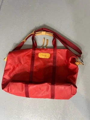 Bolso de Lona JON HART DESIGN Rojo Lona Recubierta 22" AJUSTE DE CUERO BRONCEADO Monograma Foto 1 de 4