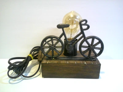 Lámpara de mesa para bicicleta - Hierro fundido bicicleta de la vieja escuela, base de madera, bombilla Edison Foto 1 de 4