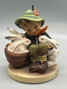 Estatuilla Hummel Goebel Playmates niño con conejos en cesta TM5 #58/0 - Imagen 1 de 9