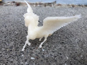 Resin tänzelndes Pegasus Pferd Modell Dani Künstler Daniar Joldoshbek gedruckt 2 Zoll - Bild 1 von 11
