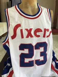 Maglia vintage bianca Mitchell Ness SIXERS 75-76 Joe Bryant #23 taglia 58 danneggiata - Foto 1 di 10