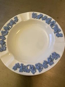 Vintage Wedgwood Queensware Aschenbecher Etruria & Barlaston geprägt blau auf weiß - Bild 1 von 8