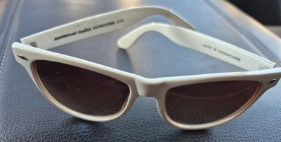 American Eagle Outfitters 2125成人男女方形白色太阳镜 — 第 1/4 张图片