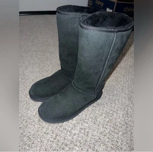 Women’s UGG Classic Tall Shearling Boot - Size 9 - Picture 1 of 6