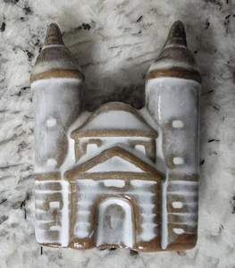 Castillo o iglesia miniatura ~2" de alto - gres con un precioso esmalte por goteo "nieve" - Imagen 1 de 5