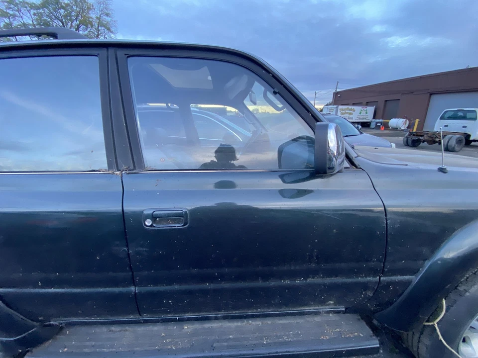 Used Front Right Door Assembly Front fits: 1993 Toyota Land cruiser w/o moulding - Imagem 1 de 4
